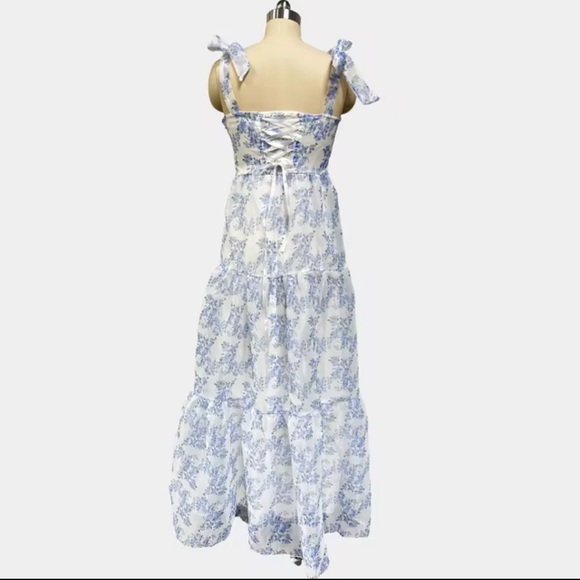 Elegant Women's Dress size medium - Picture 3 of 6